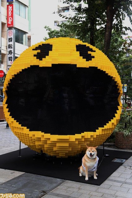 新宿のど真ん中に全長3mのパックマンが出現! 柴犬の“まる”が映画『ピクセル』の“宣伝ワン”に就任_07