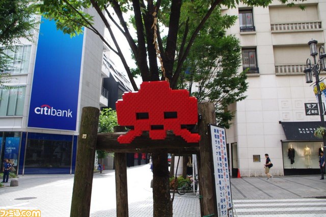 新宿のど真ん中に全長3mのパックマンが出現! 柴犬の“まる”が映画『ピクセル』の“宣伝ワン”に就任_01