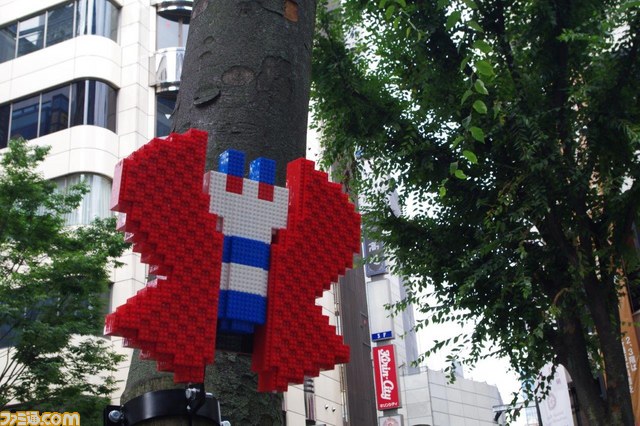 新宿のど真ん中に全長3mのパックマンが出現! 柴犬の“まる”が映画『ピクセル』の“宣伝ワン”に就任_02