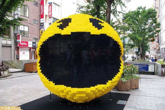 新宿のど真ん中に全長3mのパックマンが出現! 柴犬の“まる”が映画『ピクセル』の“宣伝ワン”に就任_03