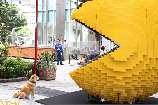 新宿のど真ん中に全長3mのパックマンが出現! 柴犬の“まる”が映画『ピクセル』の“宣伝ワン”に就任_08