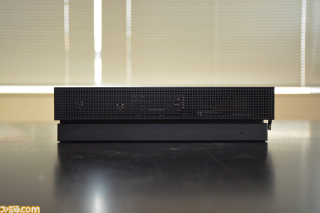 Xbox One Xの製品版が編集部に到着! さっそく本体構成をチェックしてみた!!_14