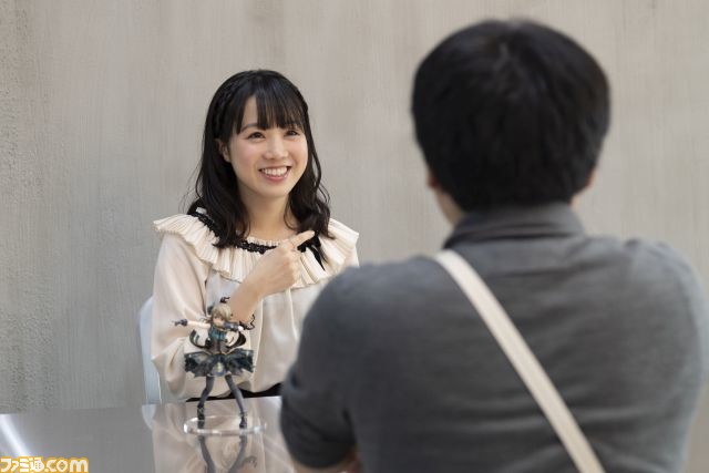 『アイマス シンデレラガールズ』森久保乃々役の高橋花林さんが“どやくぼ”新作フィギュアをチェック! 「スカートとニーハイがかわいい!」_02