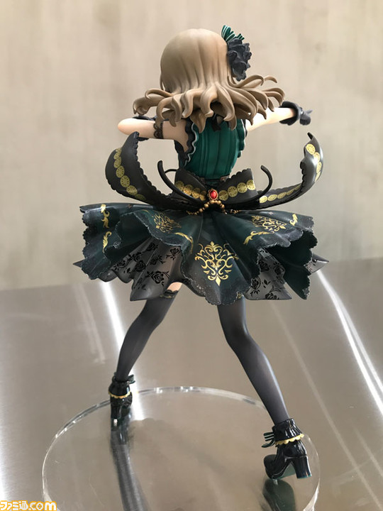 『アイマス シンデレラガールズ』森久保乃々役の高橋花林さんが“どやくぼ”新作フィギュアをチェック! 「スカートとニーハイがかわいい!」_08