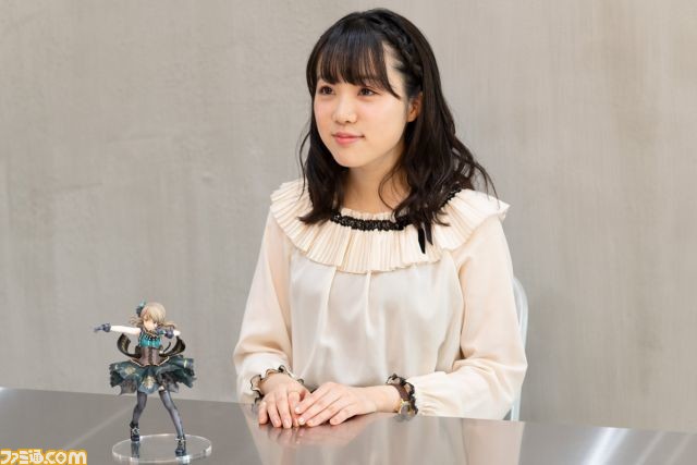 『アイマス シンデレラガールズ』森久保乃々役の高橋花林さんが“どやくぼ”新作フィギュアをチェック! 「スカートとニーハイがかわいい!」_04