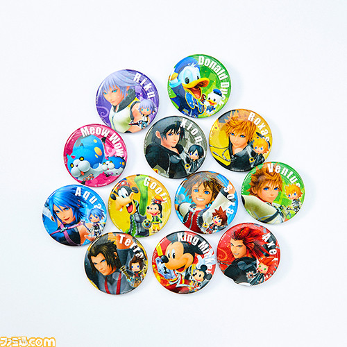 01_KH_MoM_Holographic_Pin_Badge_13