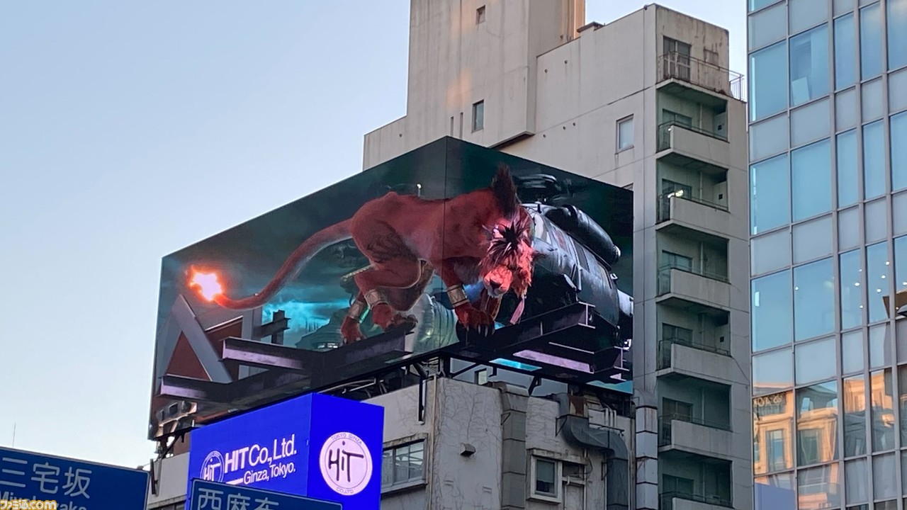 『FF7 リメイク』レッドXIIIが表参道に脱走! 神羅の追手から逃げ回る姿、おもちゃで遊ぶおちゃめなシーンなどが映し出された3D映像をリポート