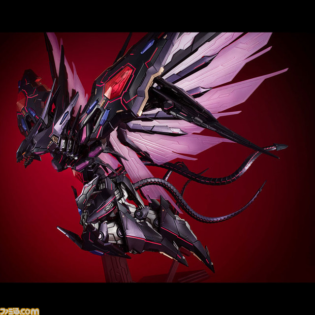 『遊戯王』No.107 銀河眼の時空竜がフィギュア化。メカニックデザイナーKoma氏のアレンジによって緻密な造形に。ニュートラル体のフィギュアも付属