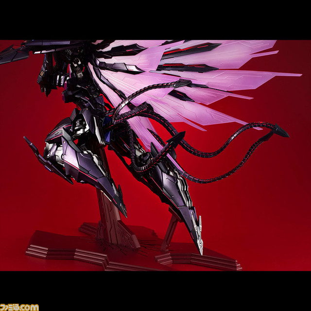 『遊戯王』No.107 銀河眼の時空竜がフィギュア化。メカニックデザイナーKoma氏のアレンジによって緻密な造形に。ニュートラル体のフィギュアも付属