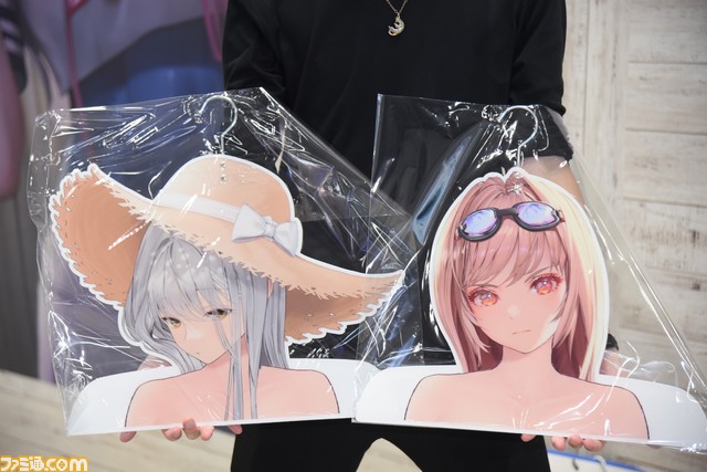 【コミケ】『NIKKE』ブースまとめ。リアル10連ガチャが復刻。シリアルコード付きのポストカードや、水着ニケの登場も【随時更新】