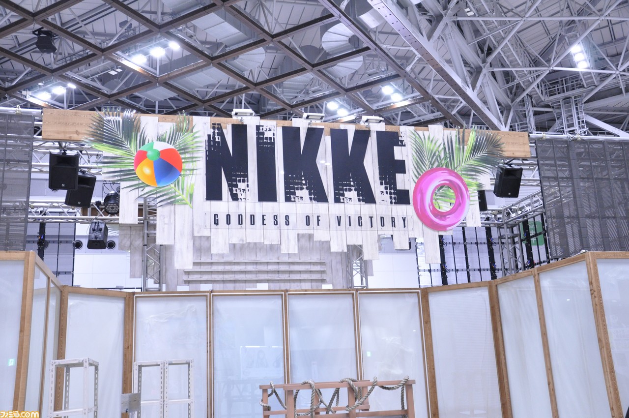 【コミケ】『NIKKE』ブースまとめ。リアル10連ガチャが復刻。シリアルコード付きのポストカードや、水着ニケの登場も【随時更新】
