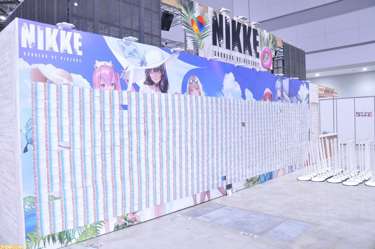 【コミケ】『NIKKE』ブースまとめ。リアル10連ガチャが復刻。シリアルコード付きのポストカードや、水着ニケの登場も【随時更新】