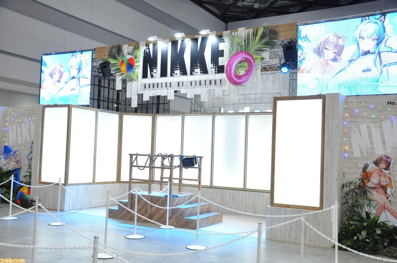 【コミケ】『NIKKE』ブースまとめ。リアル10連ガチャが復刻。シリアルコード付きのポストカードや、水着ニケの登場も【随時更新】