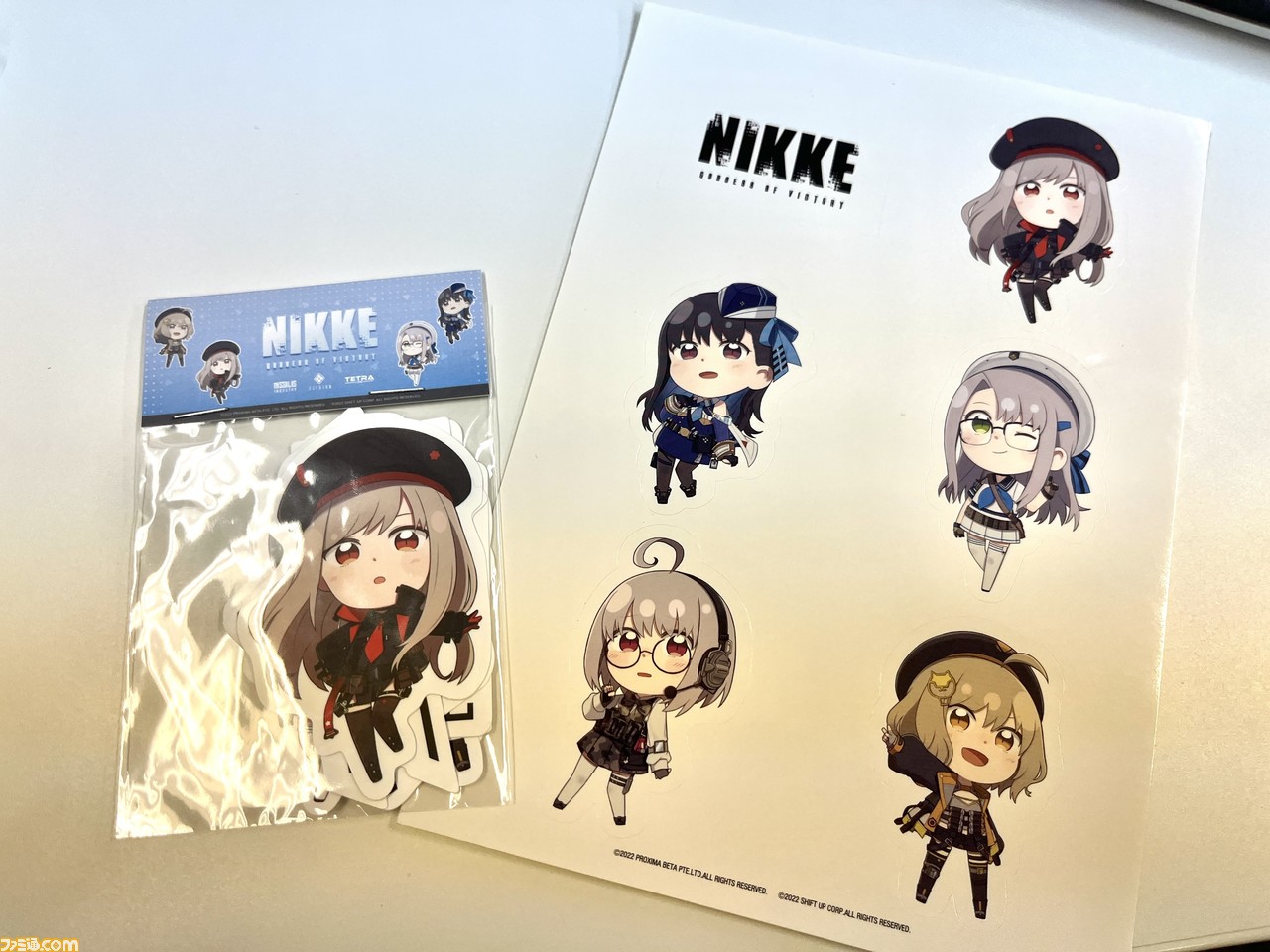 【コミケ】『NIKKE』ブースまとめ。リアル10連ガチャが復刻。シリアルコード付きのポストカードや、水着ニケの登場も【随時更新】
