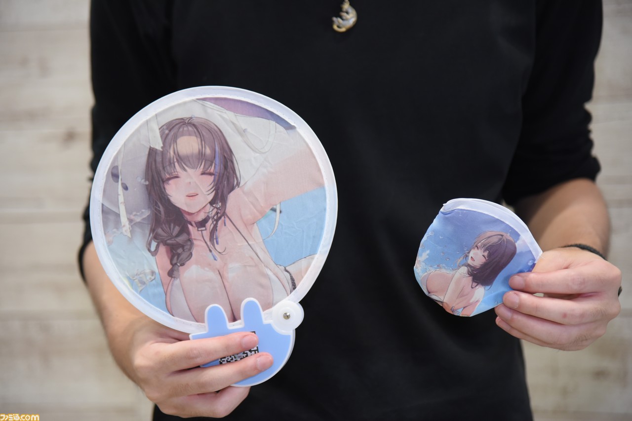 【コミケ】『NIKKE』ブースまとめ。リアル10連ガチャが復刻。シリアルコード付きのポストカードや、水着ニケの登場も【随時更新】