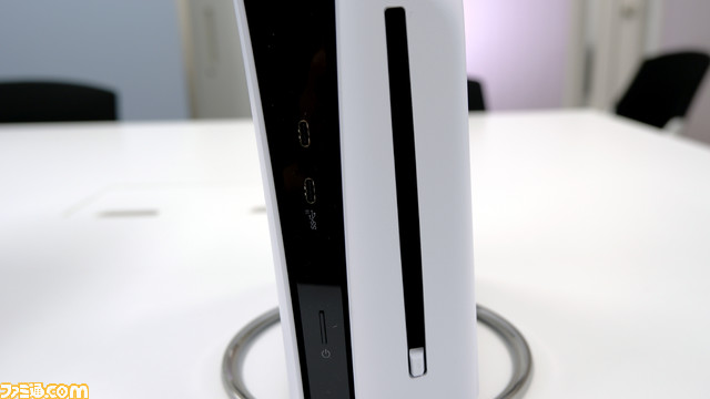 新型PS5比較まとめ。価格やサイズ、重さ、入出力端子の違い、ディスクドライブの取り外し方などを前モデルの写真と合わせてお届け