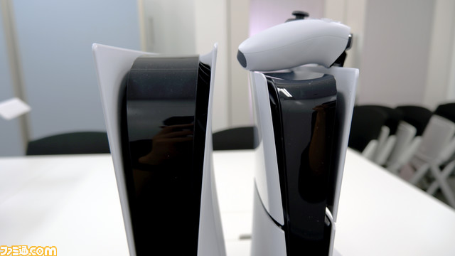 新型PS5比較まとめ。価格やサイズ、重さ、入出力端子の違い、ディスクドライブの取り外し方などを前モデルの写真と合わせてお届け