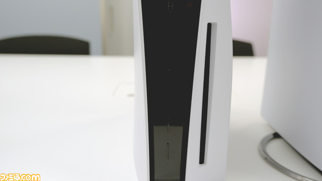 新型PS5比較まとめ。価格やサイズ、重さ、入出力端子の違い、ディスクドライブの取り外し方などを前モデルの写真と合わせてお届け