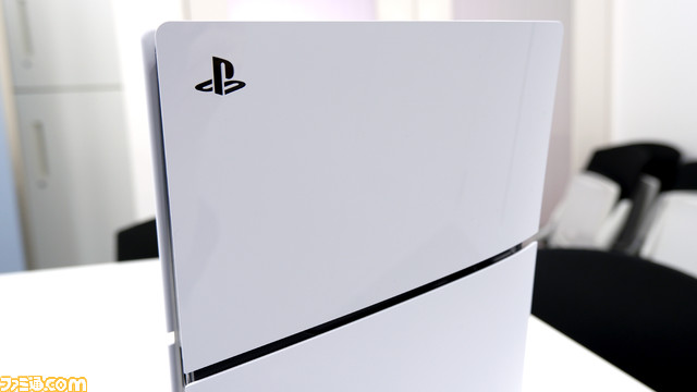 新型PS5比較まとめ。価格やサイズ、重さ、入出力端子の違い、ディスクドライブの取り外し方などを前モデルの写真と合わせてお届け