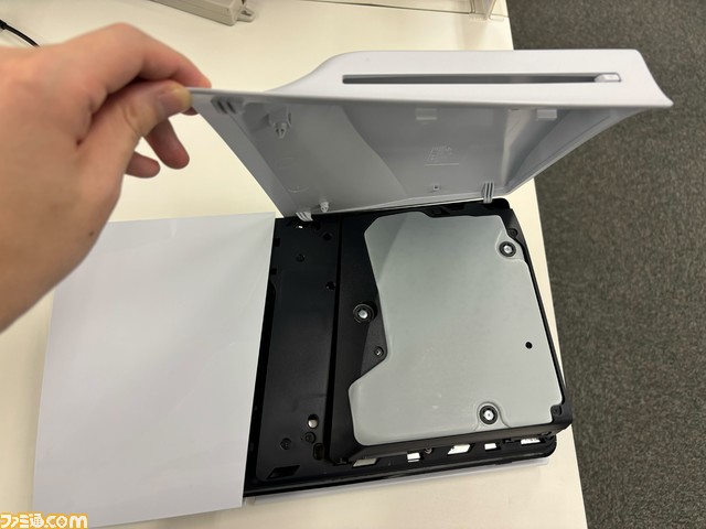 新型PS5比較まとめ。価格やサイズ、重さ、入出力端子の違い、ディスクドライブの取り外し方などを前モデルの写真と合わせてお届け