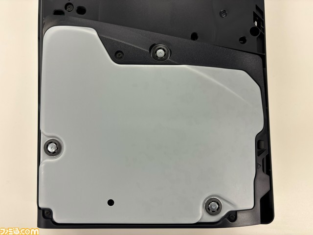 新型PS5比較まとめ。価格やサイズ、重さ、入出力端子の違い、ディスクドライブの取り外し方などを前モデルの写真と合わせてお届け