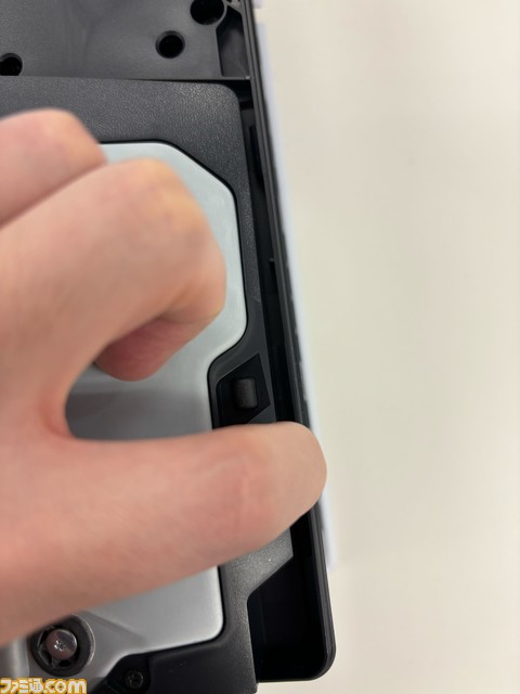 新型PS5比較まとめ。価格やサイズ、重さ、入出力端子の違い、ディスクドライブの取り外し方などを前モデルの写真と合わせてお届け