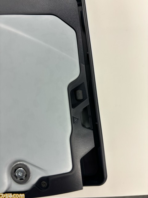 新型PS5比較まとめ。価格やサイズ、重さ、入出力端子の違い、ディスクドライブの取り外し方などを前モデルの写真と合わせてお届け