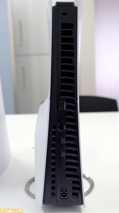 新型PS5比較まとめ。価格やサイズ、重さ、入出力端子の違い、ディスクドライブの取り外し方などを前モデルの写真と合わせてお届け