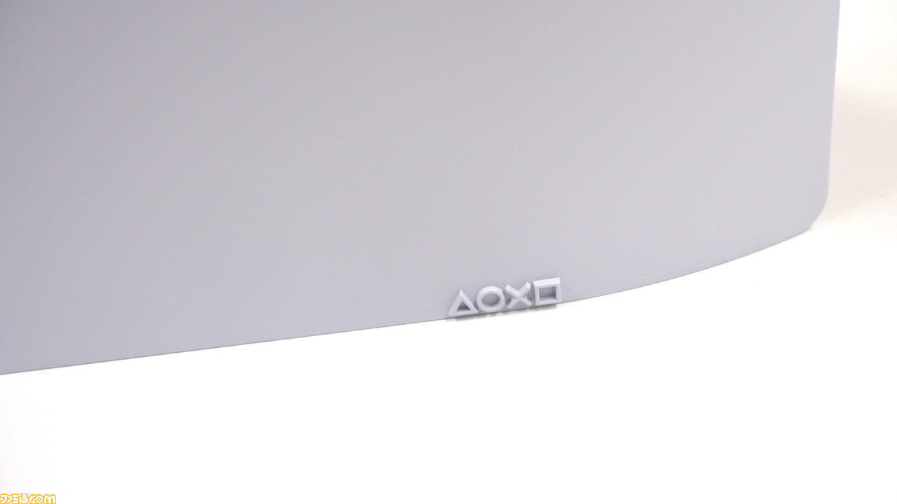 新型PS5比較まとめ。価格やサイズ、重さ、入出力端子の違い、ディスクドライブの取り外し方などを前モデルの写真と合わせてお届け