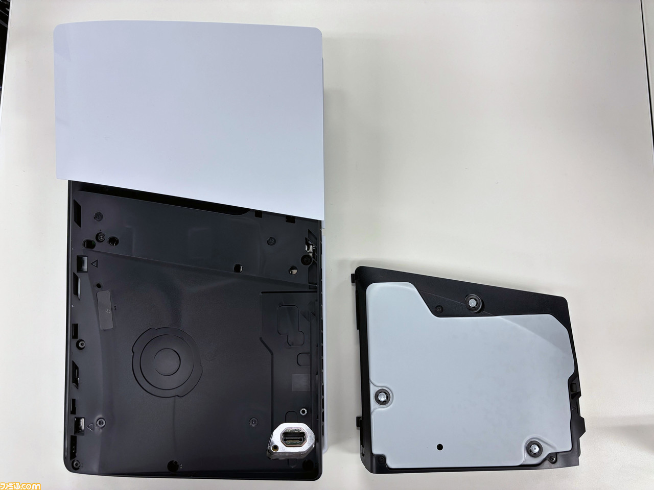 新型PS5比較まとめ。価格やサイズ、重さ、入出力端子の違い、ディスクドライブの取り外し方などを前モデルの写真と合わせてお届け